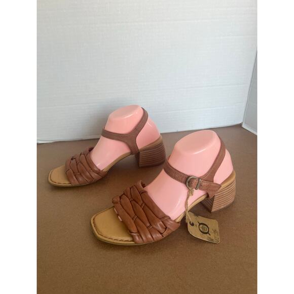 NWT BORN Shonie Brown Soft Leather Block Heel Buckle Ankle Comfort Sandals Sz 10 - Picture 1 of 14